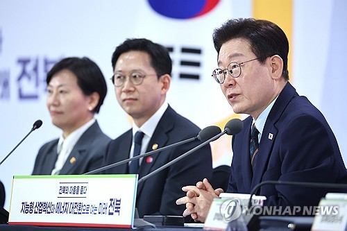 李대통령 "전북 삼중소외 안타까워…균형발전 죽을힘 다하는 중"