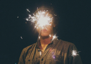 자신이 터뜨린 폭죽에 맞아 사망…