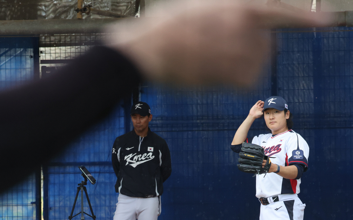 "경기해야 하는데..." 오키나와 적신 봄비로 무산, '최종전' 대표팀,…