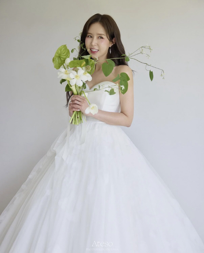 “행복한 미소 가득” 예비 신부 신지, ♥문원 없는 웨딩 화보 공개
