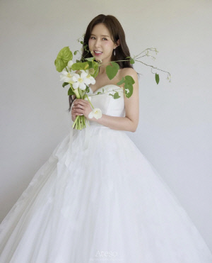 “행복한 미소 가득” 예비 신부 신지, ♥문원 없는 웨딩 화보 공개