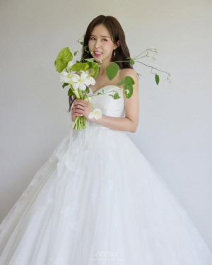 '5월의 신부' 신지, ♥문원과 결혼식 앞두고…순백의 웨딩 화보[SC이슈]