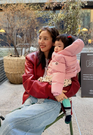 손담비, 10개월 딸에 '명품 패딩' 입혔다 