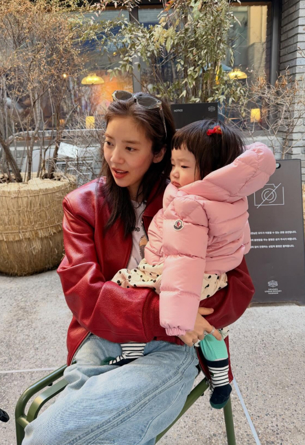 손담비, 10개월 딸에 '명품 패딩' 입혔다 "행복한 순간"