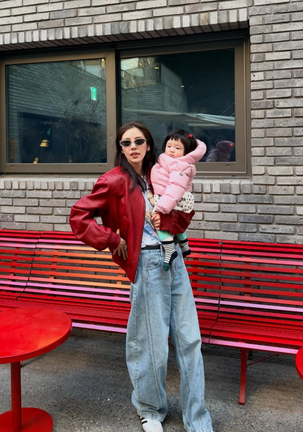 손담비, 10개월 딸에 '명품 패딩' 입혔다 "행복한 순간"