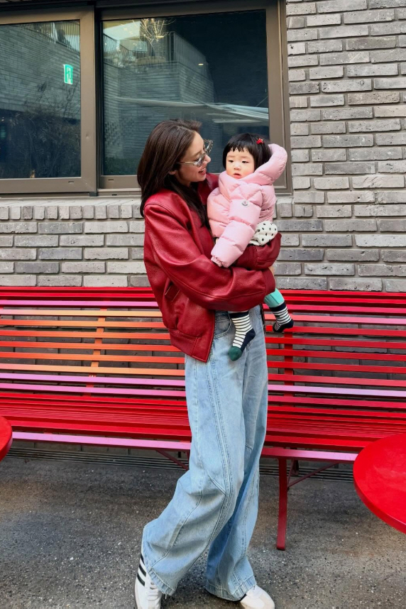 손담비, 10개월 딸에 '명품 패딩' 입혔다 "행복한 순간"