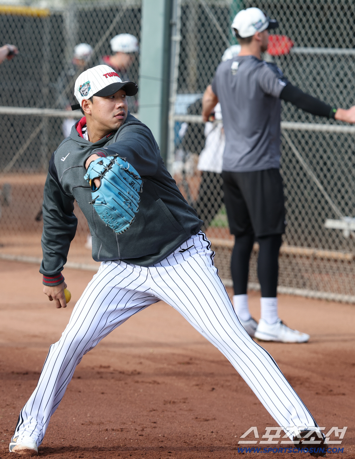 "나와 캐치볼하는 걸 두려워해" 투심 하나로 홀드왕이 된 사이드암. 두번…