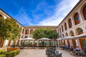 [길따라] '궁 스테이' 멈춘 10년…한국형 '피라도르'가 돌파구 될까