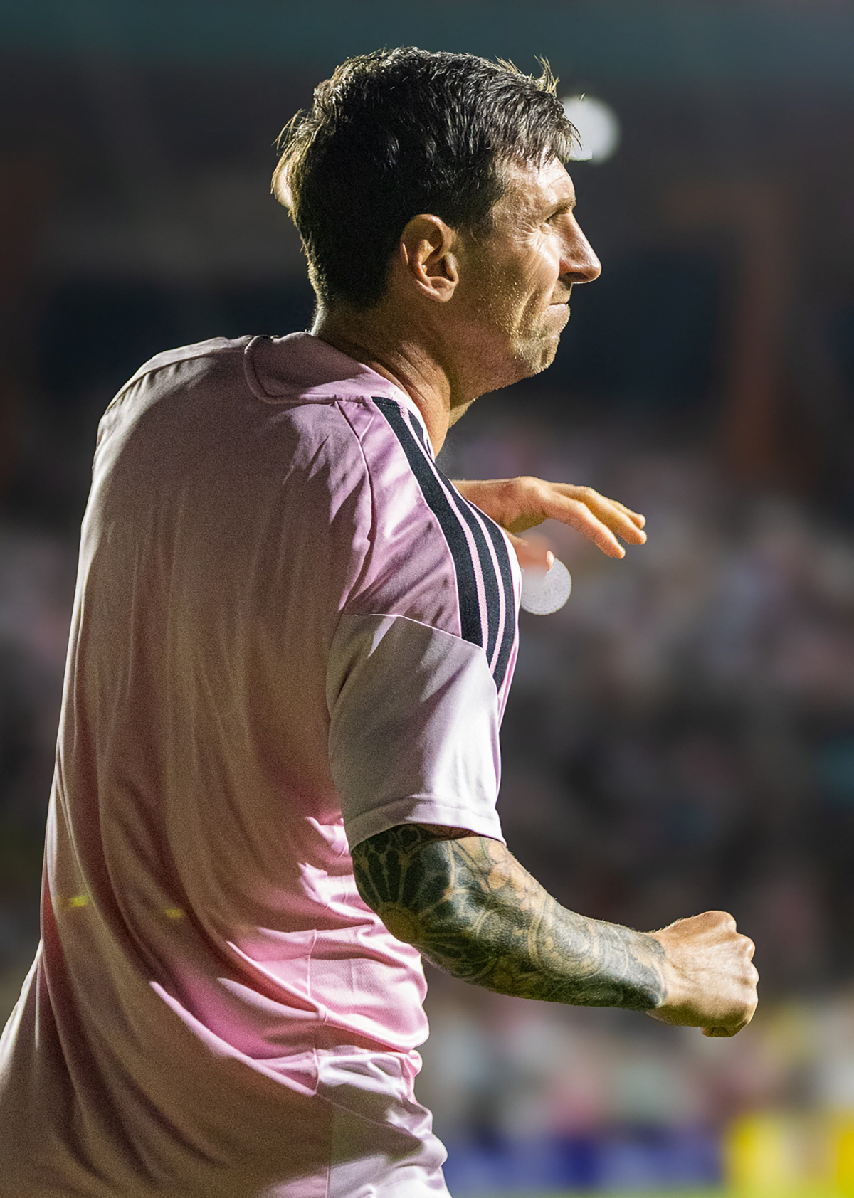 파란만장 리오넬 메시. 심판실 쳐 들어갔던 메시, 이번에는 친선전 관중 …