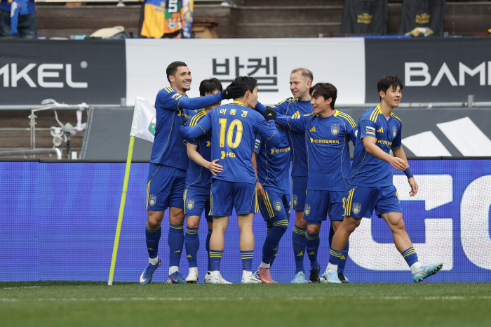 [K리그1 리뷰]'462일만의 축포' 야고, 첫 멀티골! '명예회복' 울산, 강원 3-1 완승…'레전드' 김현석 감독 데뷔승 감격