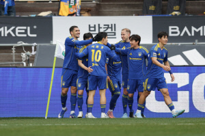 [K리그1 리뷰]'462일만의 축포' 야고, 첫 멀티골! '명예회복' 울산, 강원 3-1 완승…'레전드' 김현석 감독 데뷔승 감격