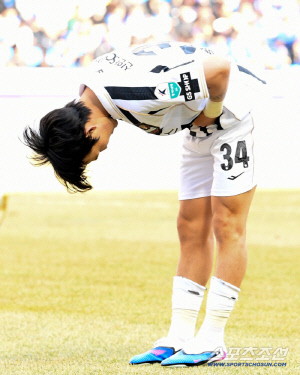 90도 폴더 인사 후 스승 김기동 품에 안긴 송민규, 서울 데뷔전 데뷔골로 新 에이스 탄생 예고…