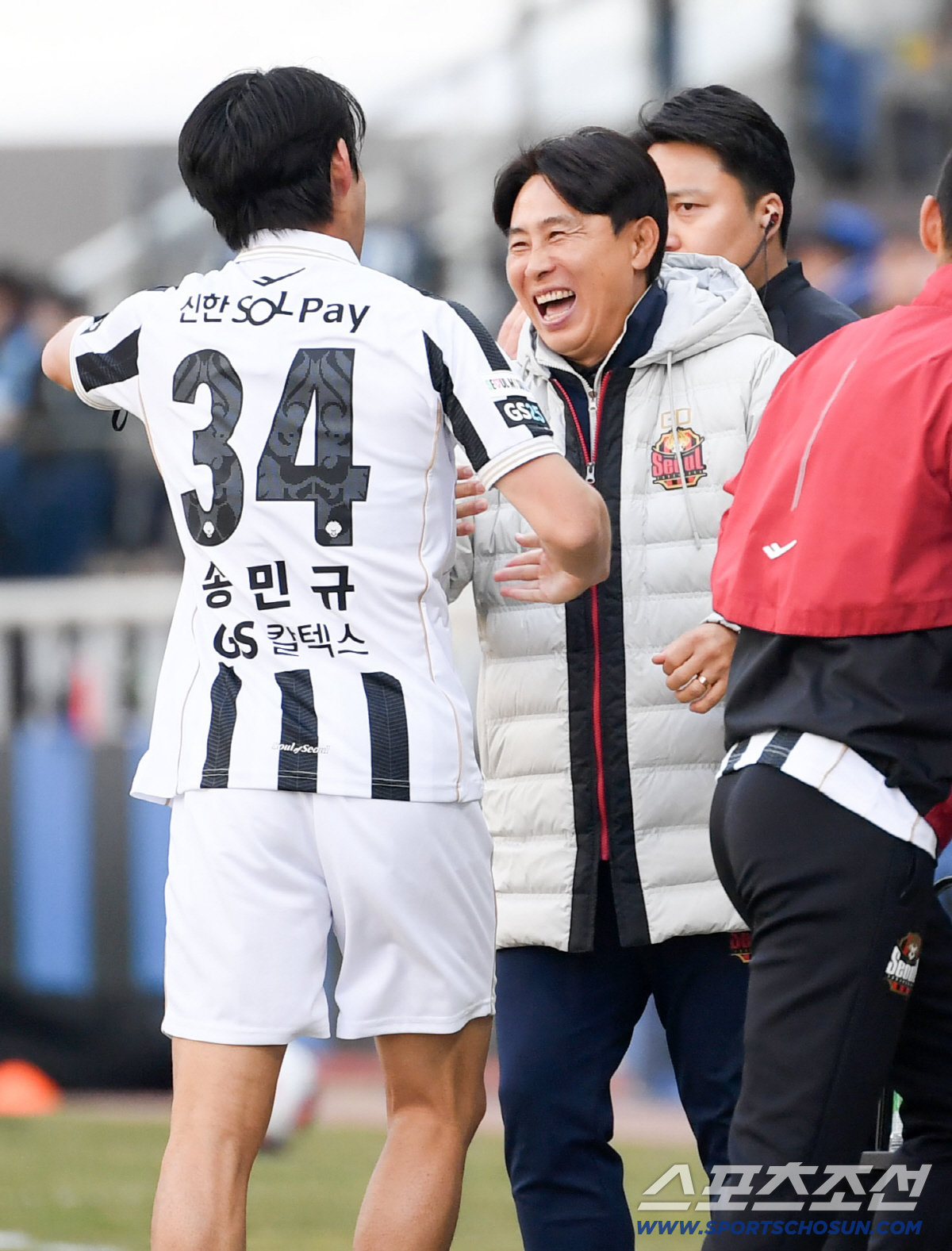 90도 폴더 인사 후 스승 김기동 품에 안긴 송민규, 서울 데뷔전 데뷔골…