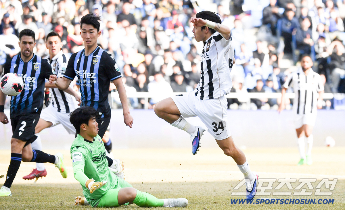 90도 폴더 인사 후 스승 김기동 품에 안긴 송민규, 서울 데뷔전 데뷔골…