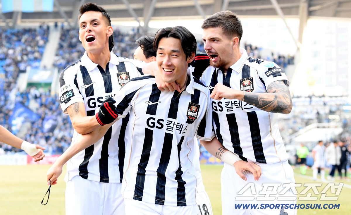 90도 폴더 인사 후 스승 김기동 품에 안긴 송민규, 서울 데뷔전 데뷔골…