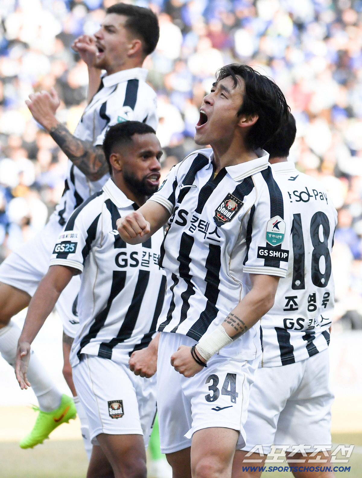 90도 폴더 인사 후 스승 김기동 품에 안긴 송민규, 서울 데뷔전 데뷔골…