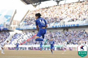 K리그2 역대 최다 관중(2만4071명) 모인 이정효 데뷔전, 수원이 웃었다...'강현묵 역전골' 수원, 이랜드에 2-1 승[현장 리뷰]