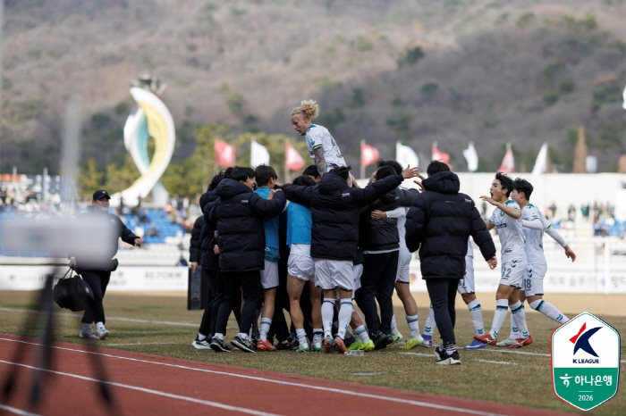 "이게 뭔가요" 안산 정현우, 개막전부터 '올해의 골' 넘볼 '60m 초…