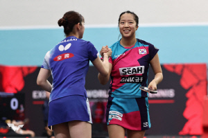 日에이스와 짝 맞춘 신유빈, 女복식 결승서 日톱랭커 미와 조에 0대3패 '2연속 준우승'[싱가포르 스매시]