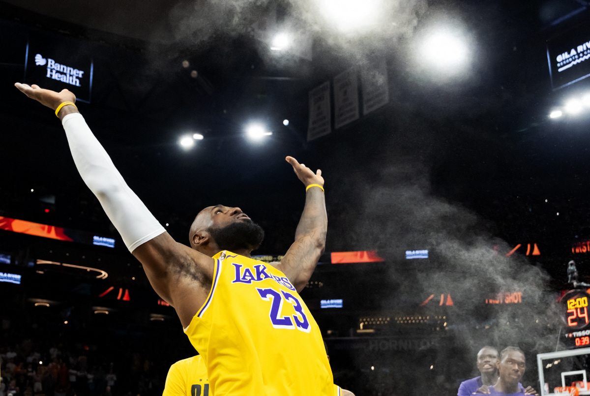 "르브론은 포지션을 바꿨고, 커리는 경기를 바꿨다" NBA 명장의 절묘한…