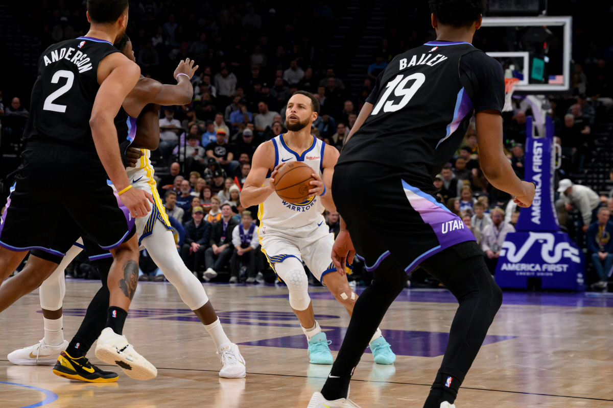 "르브론은 포지션을 바꿨고, 커리는 경기를 바꿨다" NBA 명장의 절묘한…