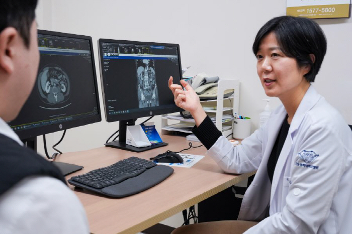 얼굴 붓고 끈적한 소변 거품, '단백뇨' 의심…원인 2가지