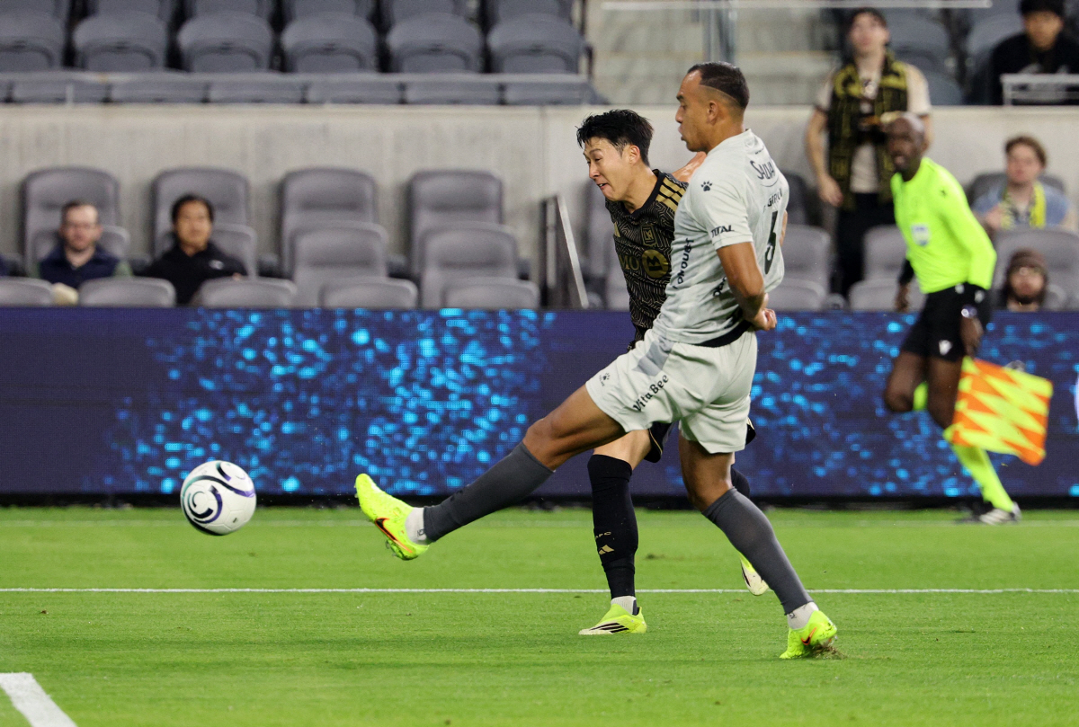 '살인태클→퇴장유도' 손흥민, 아깝다 '시즌 첫 골'! 옆그물 슈팅+골키…