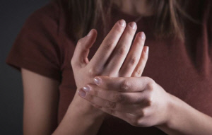 '천의 얼굴' 류마티스, 단순 관절염 아냐…피부 발진·안구 건조까지