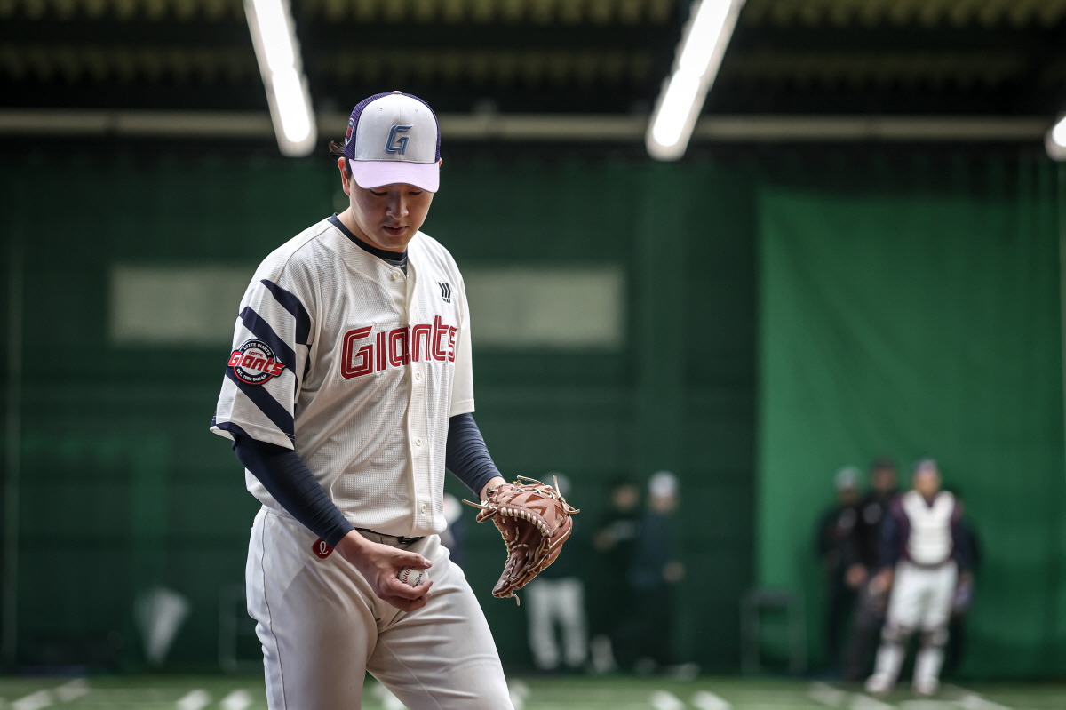 왕자님 오셨다! '롯데 장남' 신유열 미래성장실장, 롯데-지바롯데 교류전…