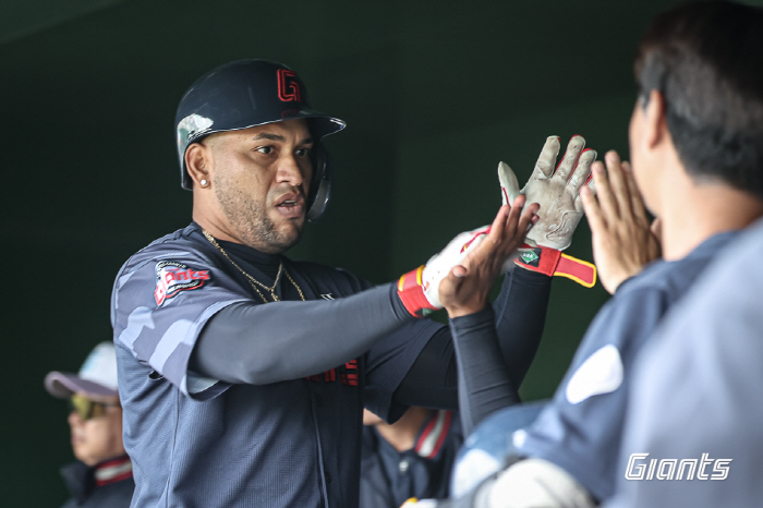 한화를 18-0으로 이긴 지바롯데를 4-3으로 이긴 롯데다! → 3·1절…