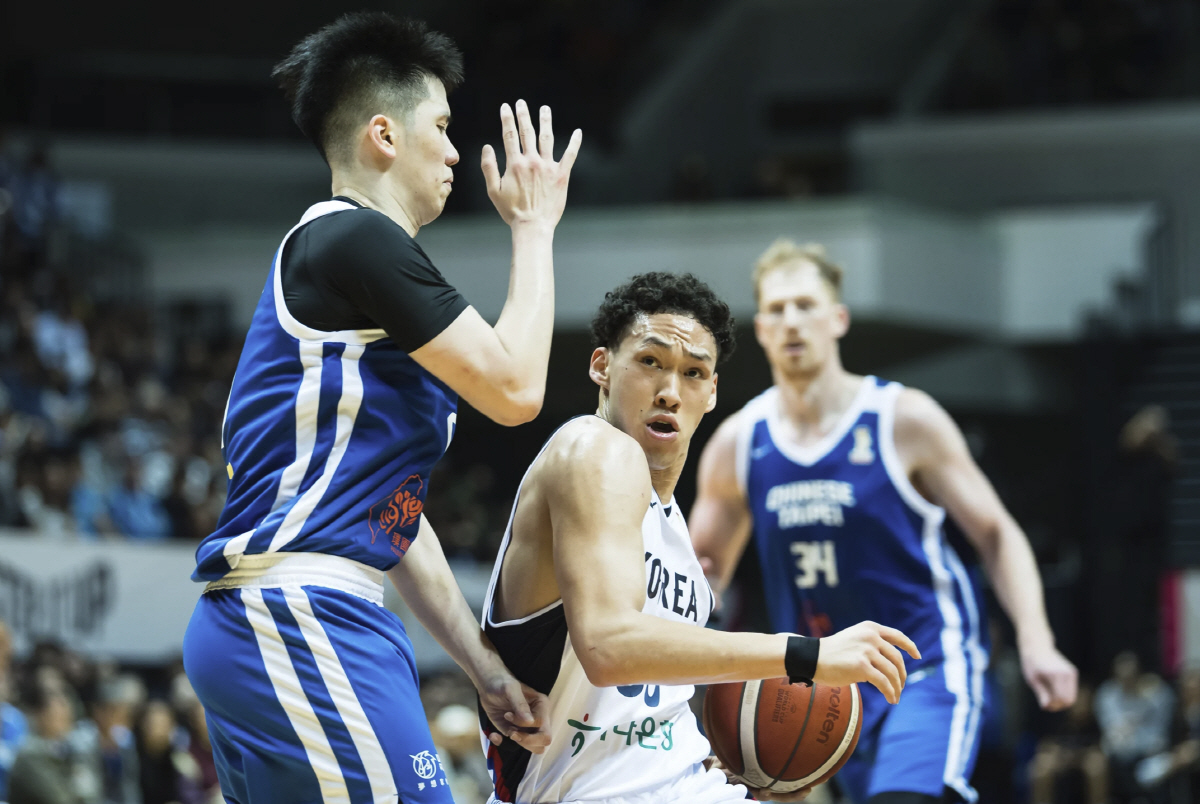 '3.1절의 치욕' 한국농구,일본에 완패했다…마줄스 감독, 데뷔전 2연패…