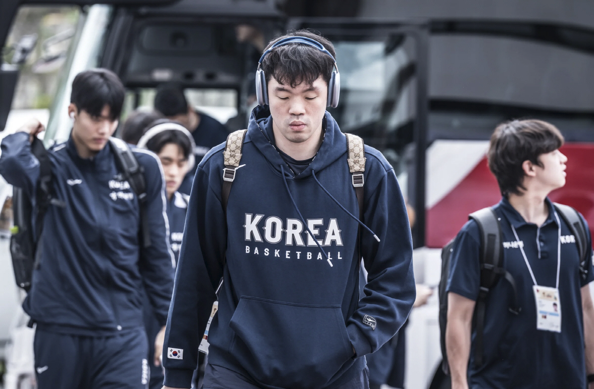 '3.1절의 치욕' 한국농구,일본에 완패했다…마줄스 감독, 데뷔전 2연패…