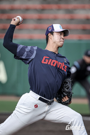 벌써 154㎞ 퍽! 롯데 윤성빈, 1군 첫 세이브 해냈다! → 지바롯데 1군 맹추격 따돌려 [미야자키 현장]