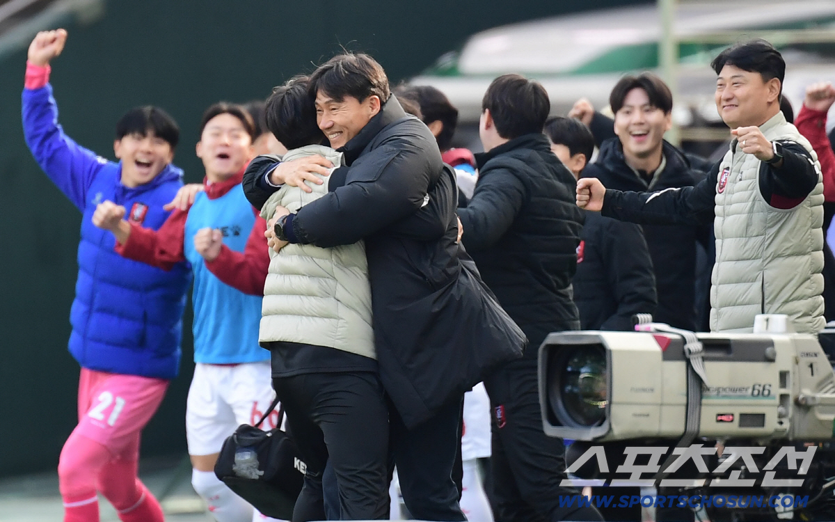 대이변! '승격팀'이 '디펜딩챔피언' 잡았다...'갈레고 멀티골' 부천,…
