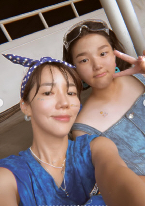 이윤진, 딸 소을 성장 기록 공개..이혼한 이범수 모습도 포착