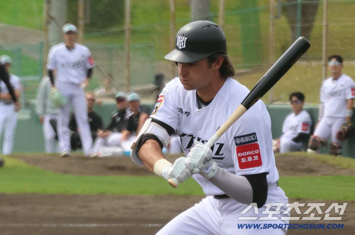 '연습경기부터 친정에 비수꽂기' 김현수 2안타 2득점→천성호 9회 동점타…