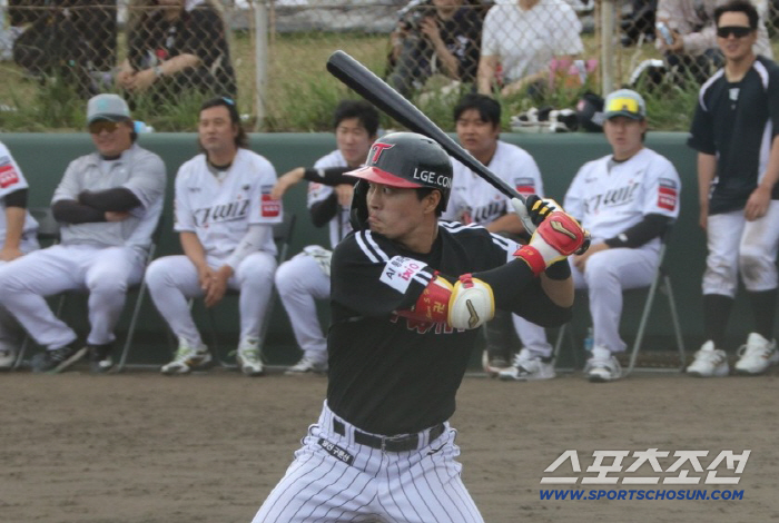 '연습경기부터 친정에 비수꽂기' 김현수 2안타 2득점→천성호 9회 동점타…