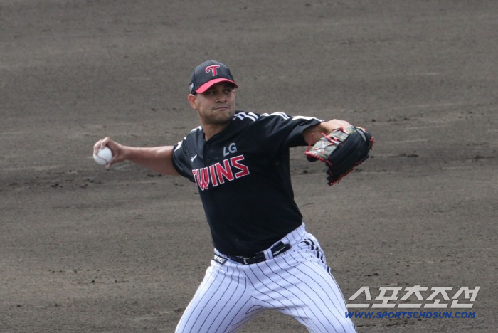 '연습경기부터 친정에 비수꽂기' 김현수 2안타 2득점→천성호 9회 동점타…