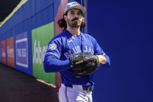 첫 판에 벌써 159.2㎞, 3042억 토론토 뉴에이스, 'FA 대박 계보' 류현진→가우스먼보다 기대되는 이유?