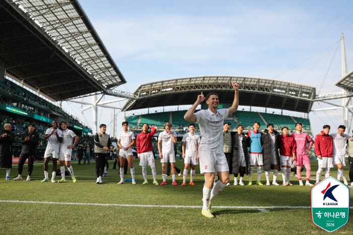 1년 전 안양도 그랬다...'디펜딩 챔피언' 전북 무너뜨린 부천, 잔류 …