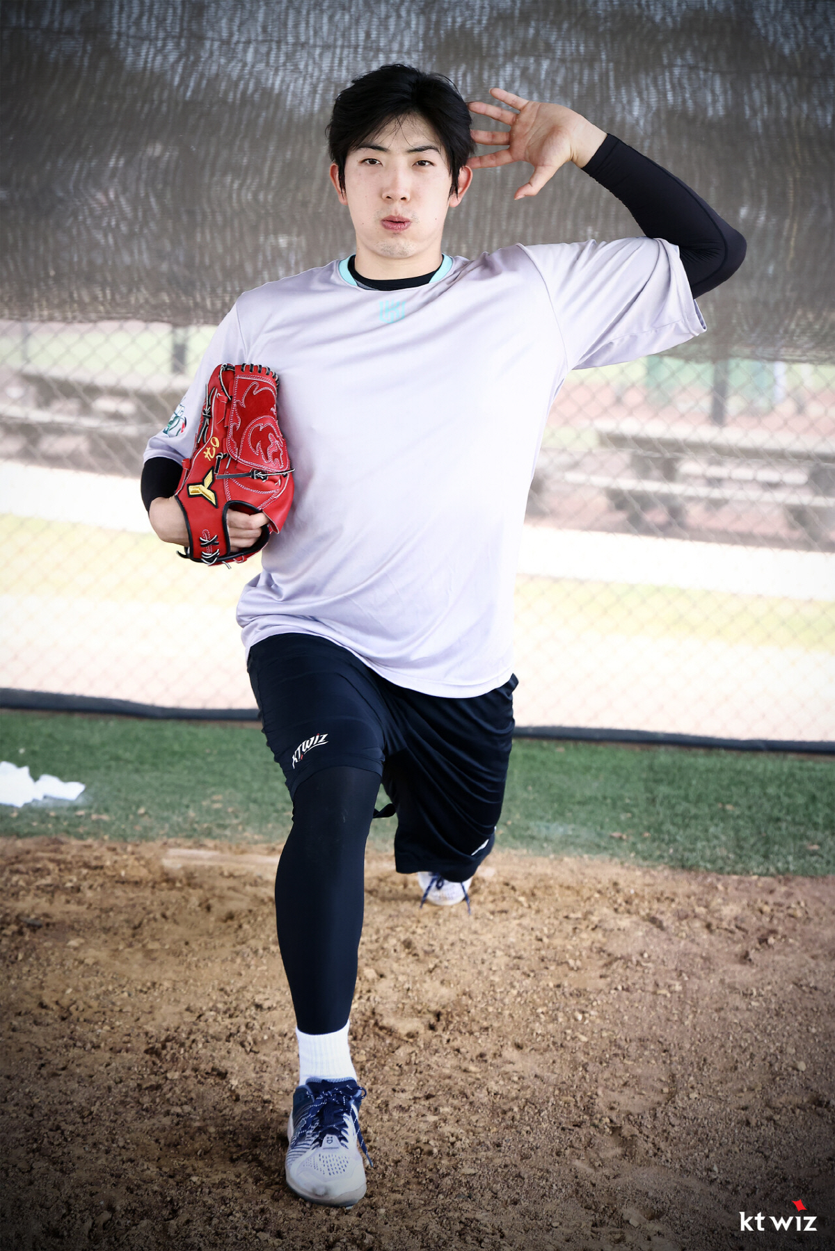 시범경기 코앞인데…믿었던 '리그 최강' KT 선발진에 구멍? 투수 장인의…