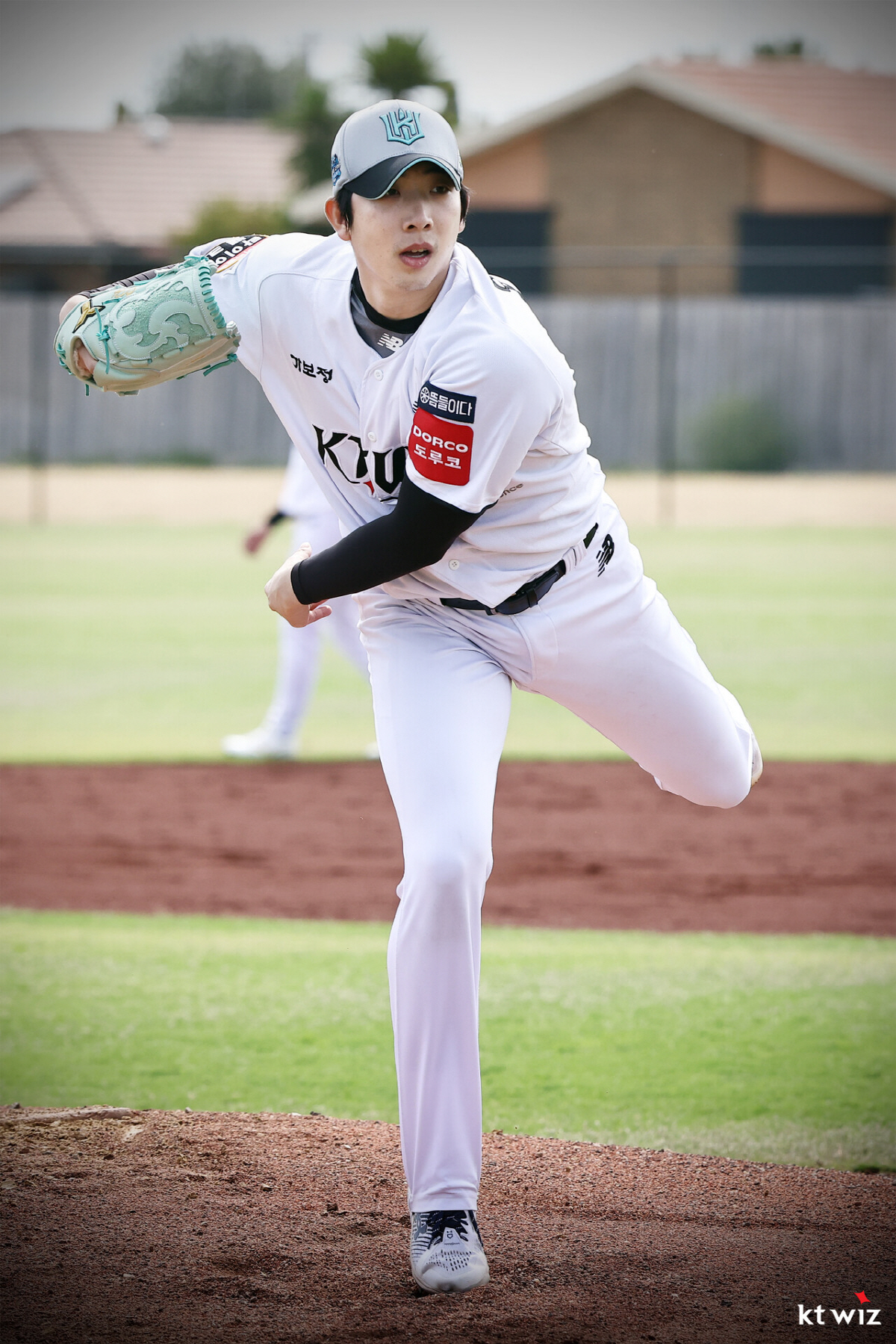 시범경기 코앞인데…믿었던 '리그 최강' KT 선발진에 구멍? 투수 장인의…