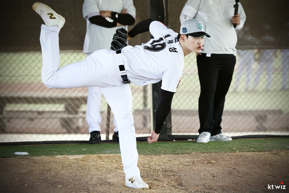 시범경기 코앞인데…믿었던 '리그 최강' KT 선발진에 구멍? 투수 장인의…