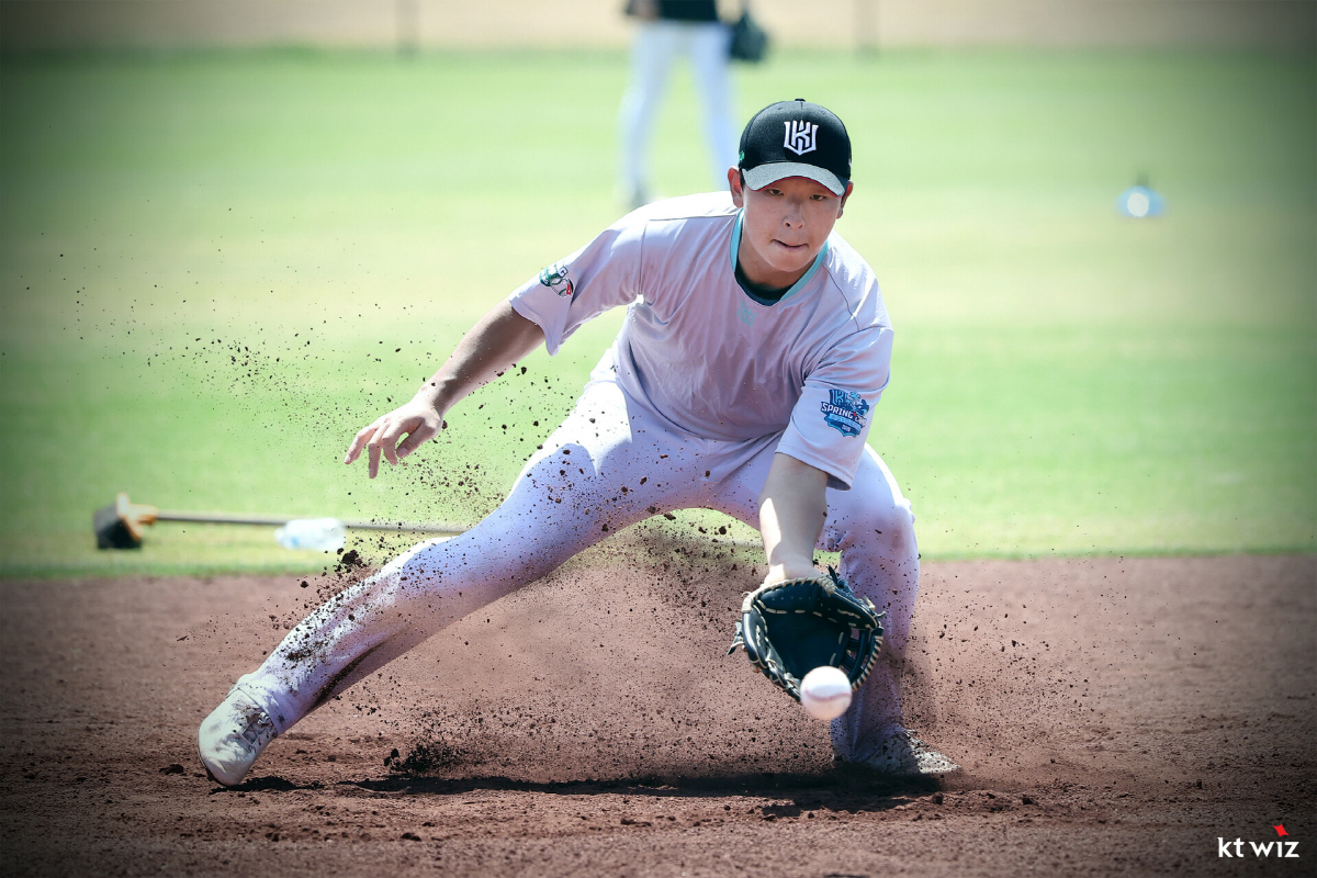 시범경기 코앞인데…믿었던 '리그 최강' KT 선발진에 구멍? 투수 장인의…