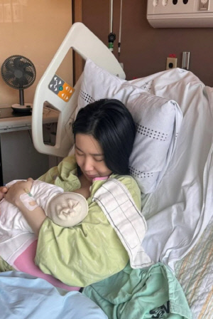 크레용팝 초아, 쌍둥이 안고 '모유수유' 장면까지…아이돌 엄마의 용기