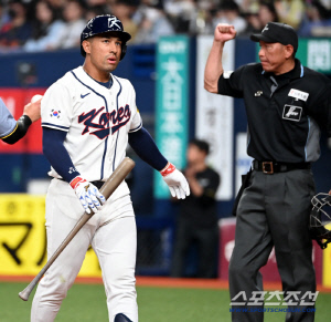 아예 맞히지를 못하네...기대가 너무 컸나 아니면 부담감인가, 존스-위트컴 힘겨웠던 데뷔전