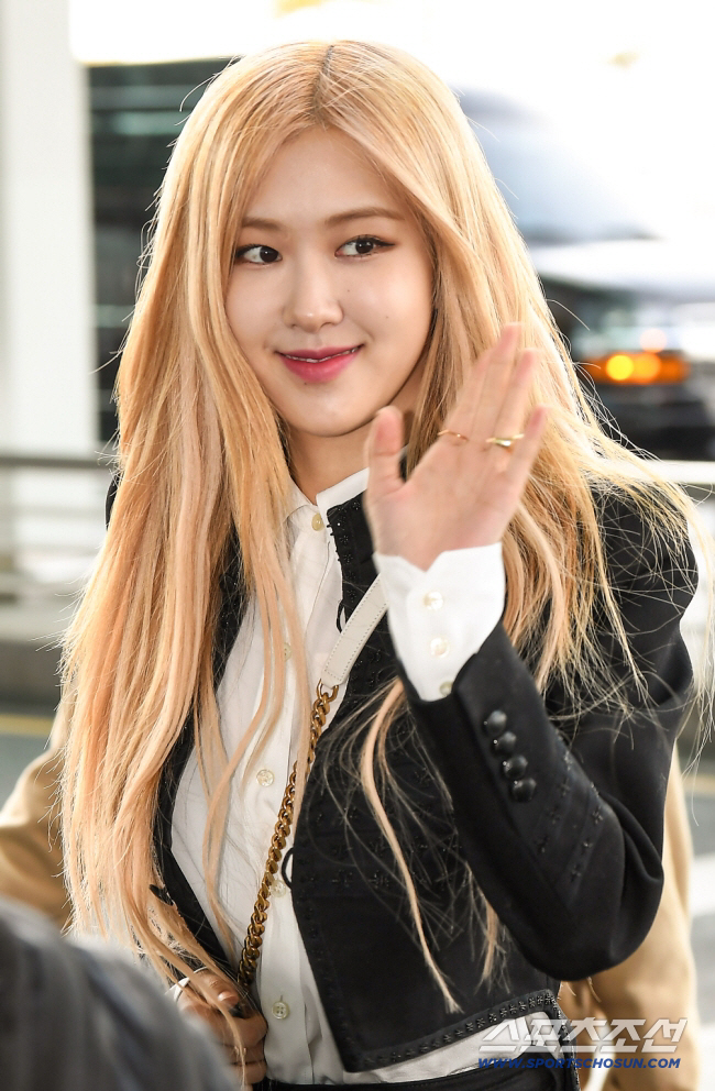 로제, 스태프 건강 위해 '비즈니스석' 플렉스…'7년 금발' 뒤에 숨겨진 미담