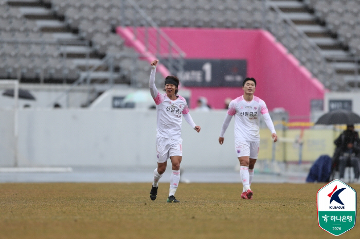 [K리그2 현장리뷰] 파주도 웃지 못했다...창단 첫 경기, 충남아산에 …