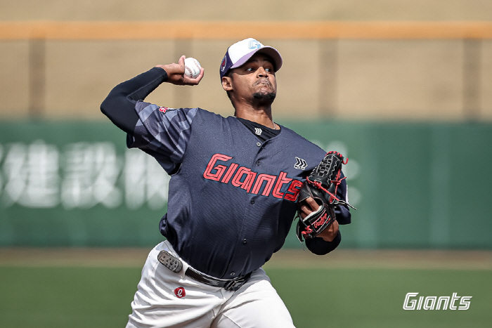 김태형 감독 "삼일절이잖아!" → 3월 1일 롯데, 지바 롯데전 기를 쓰…