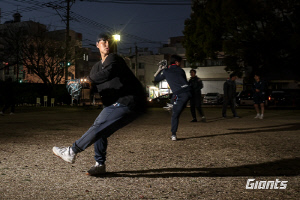 헉! 롯데 또 날벼락 → 캠프 이틀 남기고 부상자 발생.. 마당쇠투수 급거 귀국 [미야자키 속보]